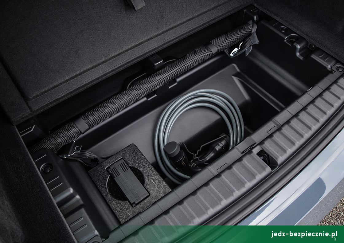 Premiera tygodnia - BMW iX - schowek w bagażniku na kable ładowania